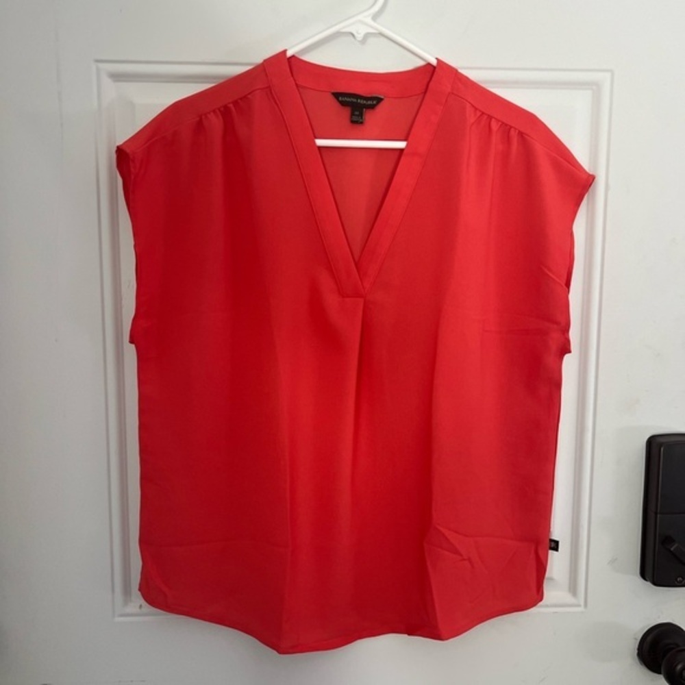 Banana republic sleeveless flowy V-neck blouse